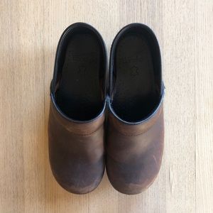 Antique brown danskos